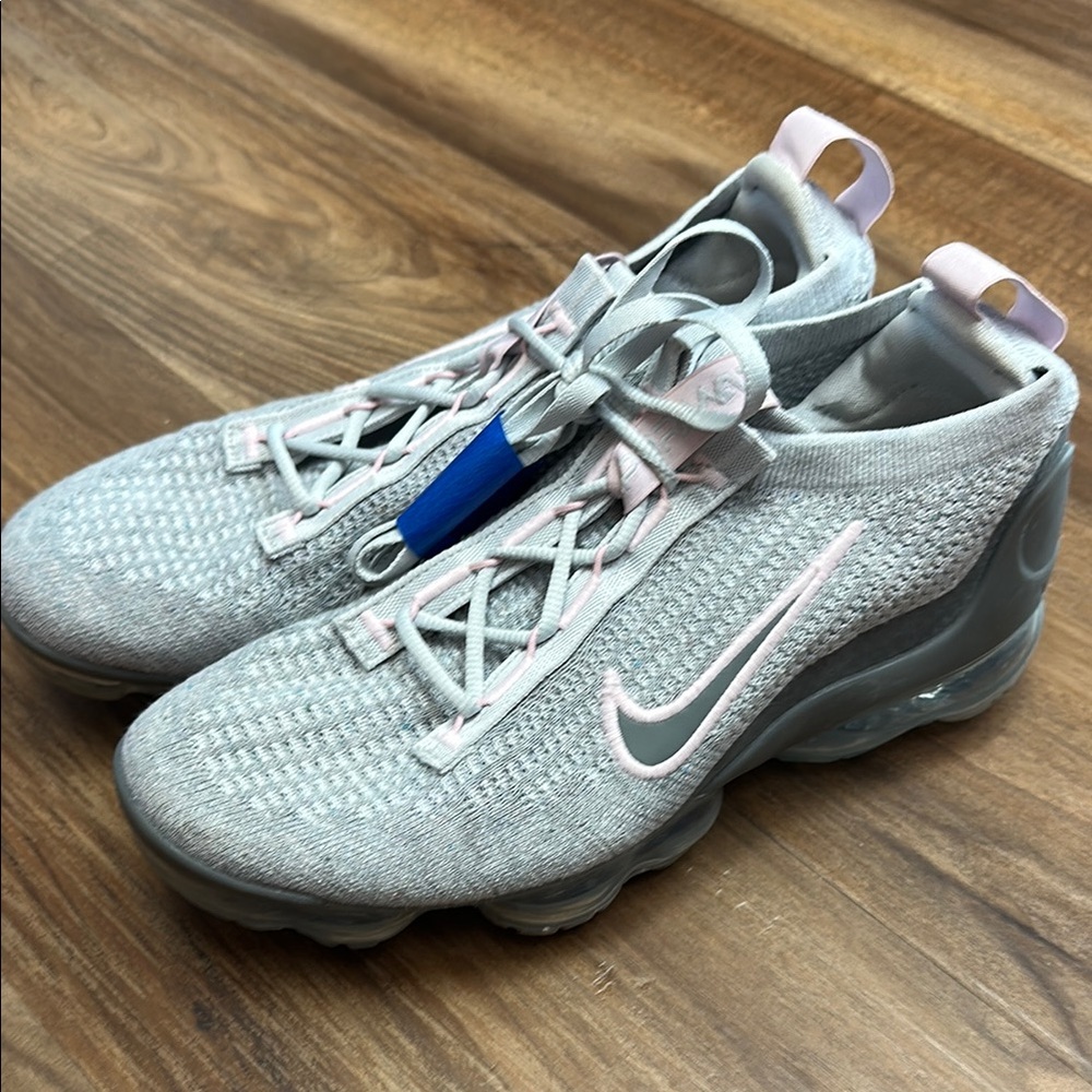 Nike VaporMax Flyknit in Gray and Pink